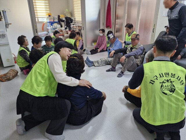 지난 9일 지구시민연합 경북지부와 산하 영주지회, 안동지회 회원들이 안동시 일직면 장사리 마을을 찾아 성금과 물품을 전달하고 주민을 위한 약손봉사를 진행했다. 사진 지구시민연합.