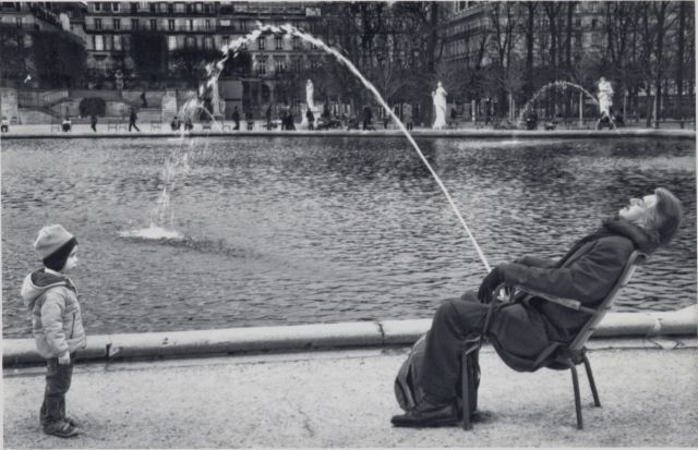 펜티 사말라티, Fountain, 2011, Paris.  © Pentti Sammallahti, 사진 제공 공근혜갤러리
