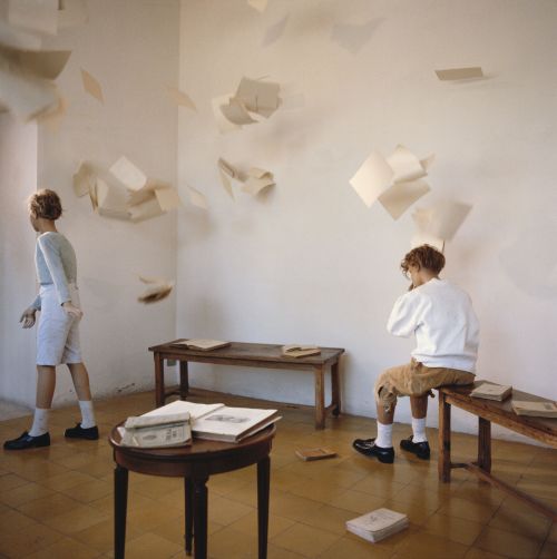 베르나르 포콩,  날리는 종이들 LES PAPIERS QUI VOLENT, 1980, 파리 퐁피두 미술관 작품 소장©Bernard Faucon. 사진 제공  공근혜갤러리