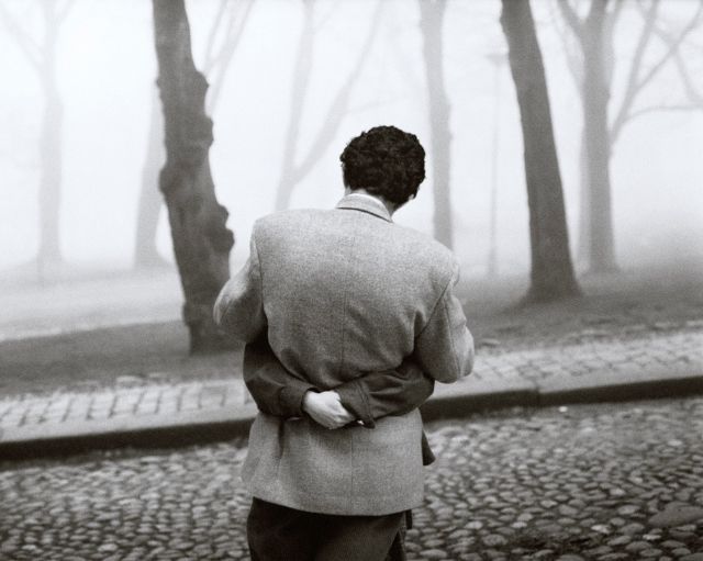 펜티 사말라티, Helsinki (Embrace), 1983, © Pentti Sammallahti. 사진 제공 공근혜갤러리