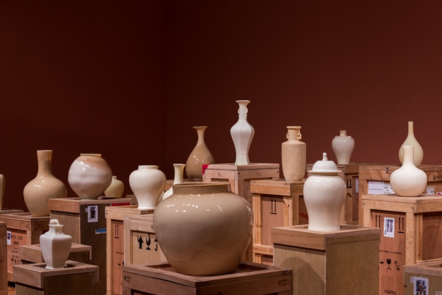 신미경, 트랜스레이션-백자, 2009-2014, 비누, 향유, 도료, 나무 크레이트, 가변크기. 이미지 예술경영센터