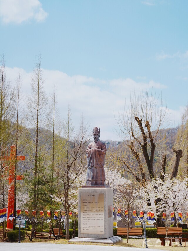 건국시조 중 백제의 온조상과 나뭇가지마다 물 오른 새순. 사진 하미진 기자.