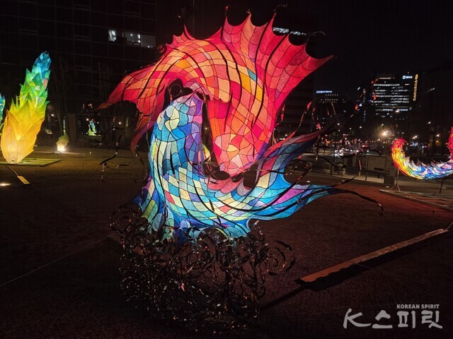 서울 종로구 열린송현과 나란히 있는 서울공예박물관 야외광장에서 연등을 모티브로 한 ‘염원을 담아…빛을 띄워 마음을 밝히다’ 展이 열린다. 사진 강나리 기자.
