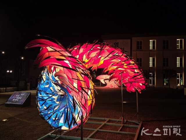 작품 '태극-우로보로스(Taeguk-Ouroboros). 전영일공방, 한지와 스틸, 스테인리스 스틸, LED조명. 사진 강나리 기자.