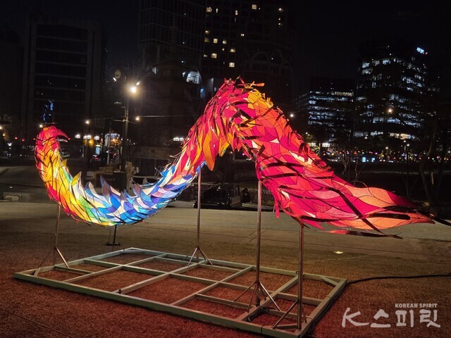 '태극 우로보로스'. 보는 각도에 따라 전혀 다른 느낌을 준다. 사진 강나리 기자.