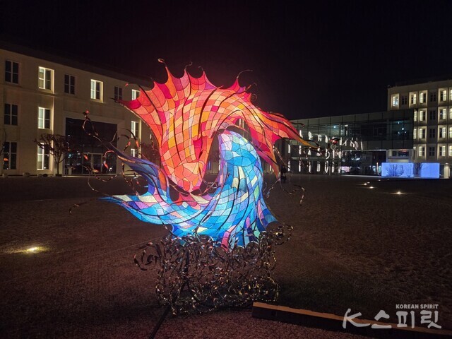 작품 '조화 Harmony' 전영일공방. 한지와 스틸, 스테인리스 스틸, LED조명. 사진 강나리 기자.