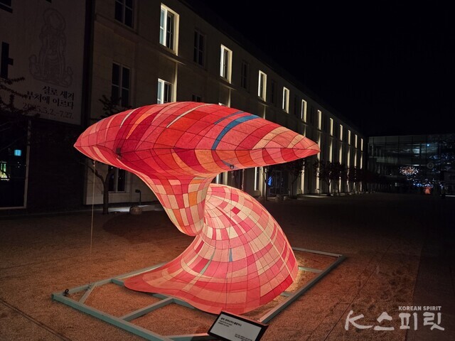 작품 ‘중력-벗어나거나 붙잡거나’. 전영일공방. 한지와 스틸, 스테인리스 스틸, LED조명. 사진 강나리 기자.