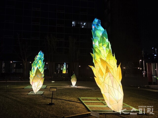 작품 '생동 Vitality'. 전영일 공방. 한지와 스틸, 스테인리스 스틸. LED조명. 사진 강나리 기자.