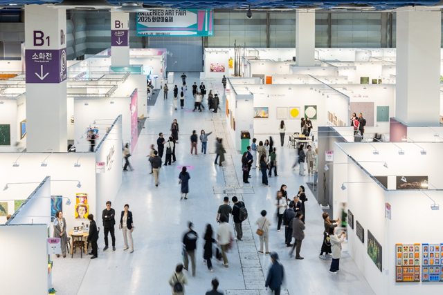 2025 화랑미술제 전시 장면. 사진 한국화랑협회