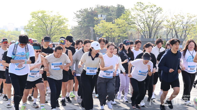 지구시민연합 주최 '2025 지구시민 런'에 출전한 시민들이 20일 오전 9시 출발하는 모습. 사진 강나리 기자.