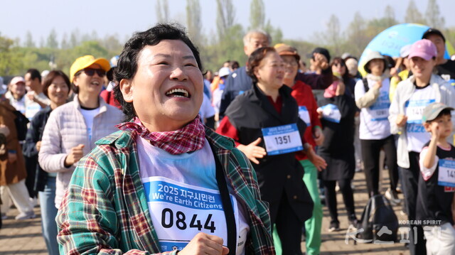 천신무예예술단과 함께 신나는 춤과 체조를 하는 참가자들. 사진 강나리 기자.