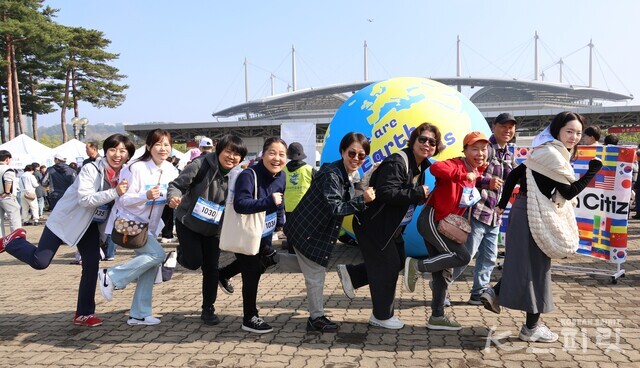 2025 지구시민런 출전자들이 지구시민을 상징하는 지구공 앞에서 한컷. 사진 강나리 기자.