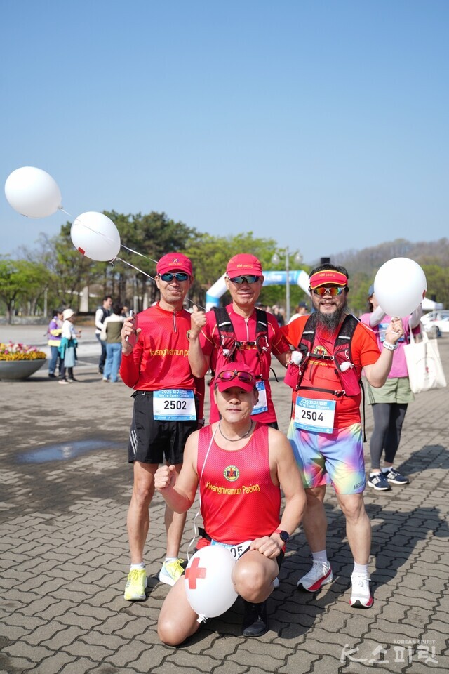 광화문 페이싱팀. 각종 대회에서 러너들이 기록을 달성하고 완주할 수 있도록 돕는 페이스메이커로 출동한다. 사진 하미진 기자.