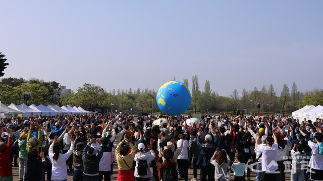 참가자들이 지구시민의 상징인 대형 지구공을 허공에 띄우는 퍼포먼스를 했다. 사진 강나리 기자.