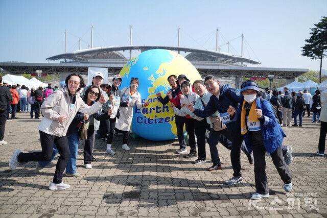 지구시민의 상징 대형 지구볼 앞에서 '2025 지구시민 런' 참가 인증사진을 찍는 시민들. 사진 하미진 기자.