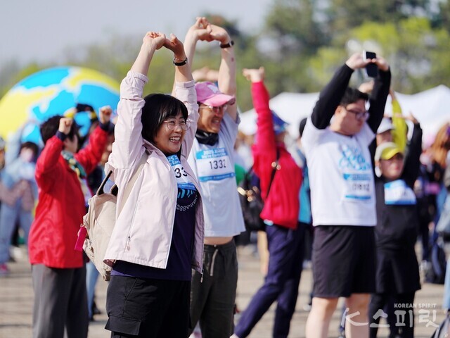 잘 걷고 달리기 위해 준비운동. 사진 하미진 기자.