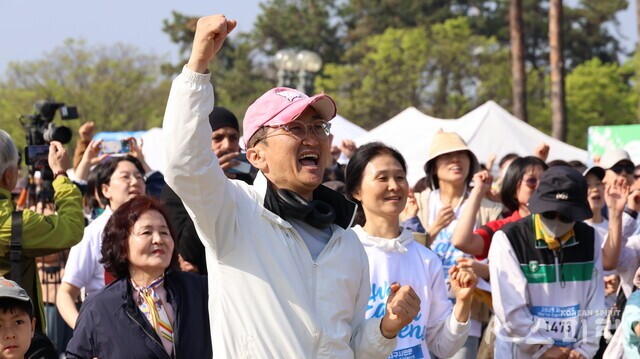 천신무예예술단의 공연에 흥과 열정으로 화답하는 '2025 지구시민 런 '출전자들. 사진 강나리 기자.