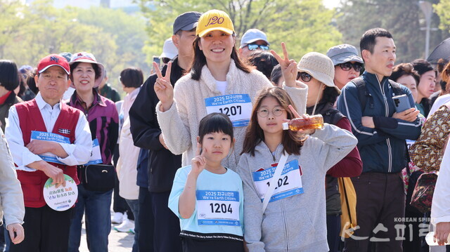 엄마와 자녀 가족이 함께 '2025 지구시민 런'에 출전했다. 사진 강나리 기자.