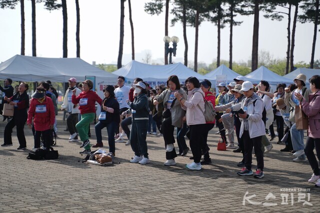 걷고 뛰기 전에 몸을 뜨겁게 예열하는 준비운동. 사진 하미진 기자.