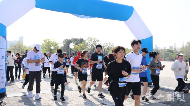 '2025 지구시민 런' 출발. 사진 강나리 기자.