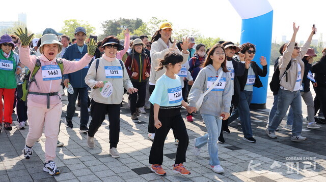 환한 미소와 함께 걷기 출전자들도 출발. 사진 강나리 기자.