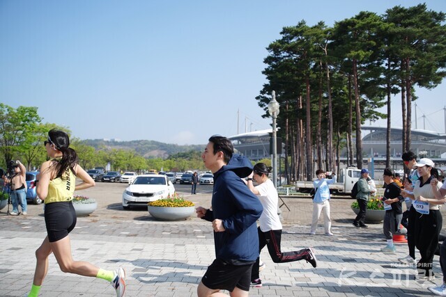 지구를 힘차게 내딛으며 뛰는 선수들. 사진 하미진기자.