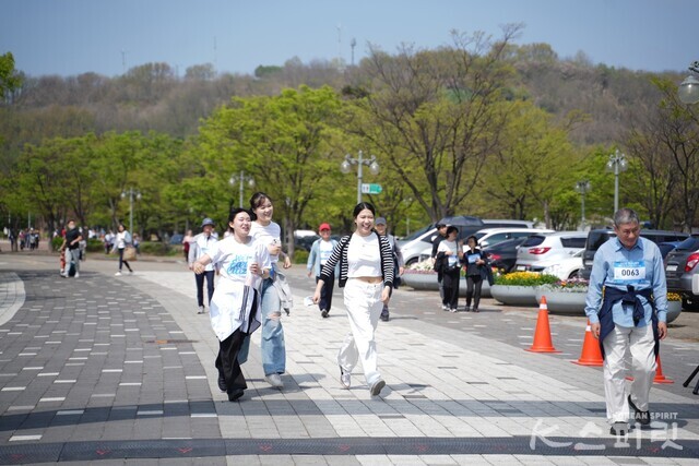 아침 안개가 걷히고 더 없이 맑은 공기를 맡으며 행복하게 즐기는 걷기 참가자들. 사진 하미진 기자.