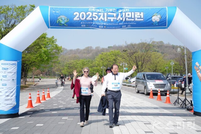 드디어 결승선을 통과하는 참가자들. 사진 하미진 기자.