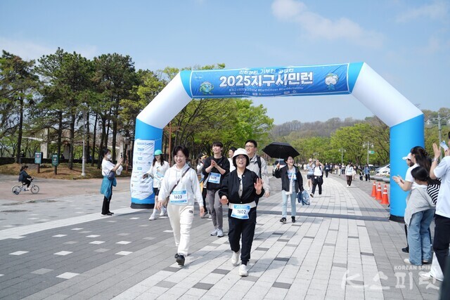 '2025 지구시민 런' 완주자들에게 환영의 박수. 사진 하미진 기자.