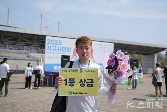 '2025 지구시민 런' 8.44km 러닝 우승자 안대환 선수. 사진 하미진 기자.
