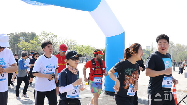 함박 웃음과 함께 '2025 지구시민 런' 출발. 사진 강나리 기자.