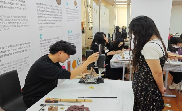 국립국악원 박상협 연구원이 단소 제작 실습을 진행했다. 사진 국립국악원