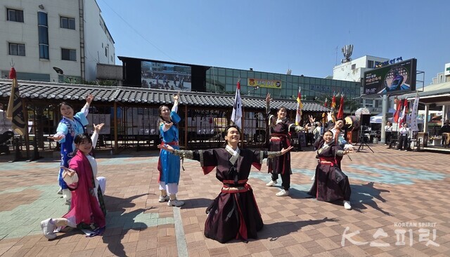 충무공 이순신 장군의 호국정신을 청년들의 밝은 에너지로 표현한 K-Stars 천신무예예술단. 사진 강나리 기자.