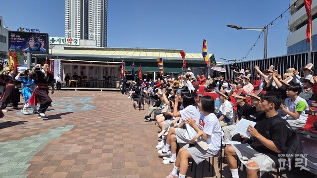 천신무예예술단의 공연에 환호하는 축제 참가자들. 사진 강나리 기자.
