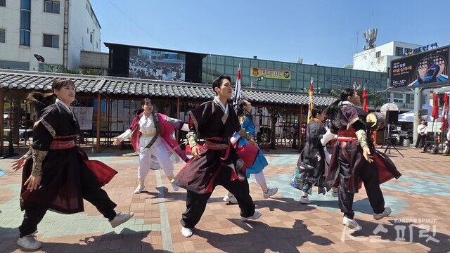 천신무예예술단은 전통무예와 화려한 춤 퍼포먼스를 펼쳤다. 사진 강나리 기자.