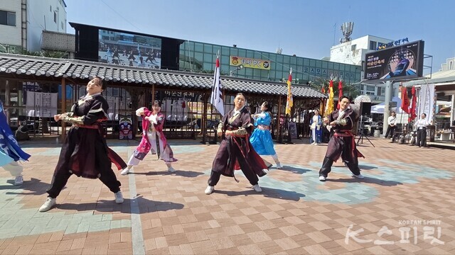 천신무예예술단의 '청년 이순신' 공연. 사진 강나리 기자.