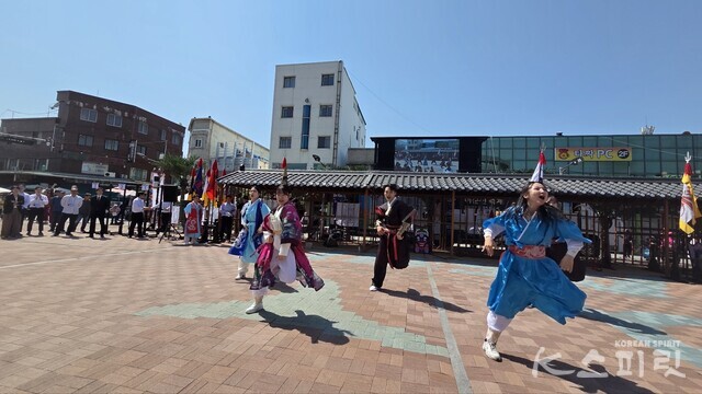 땅을 박차고 힘찬 기상을 펼치는 천신무예예술단. 사진 강나리 기자.