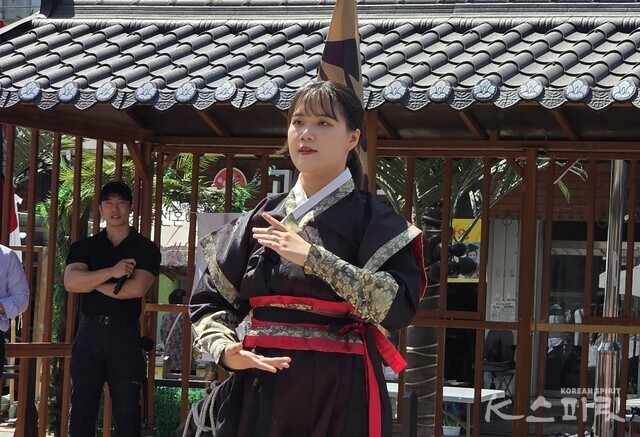 국학기공 동작을 접목한 천신무예예술단 공연. 사진 강나리 기자.