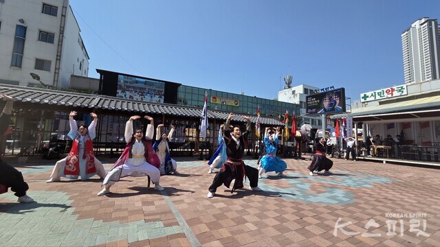 하늘을 향해 우렁찬 함성. 사진 강나리 기자.