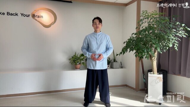 장운동 자세. 사진 박우혁 브레인트레이너.