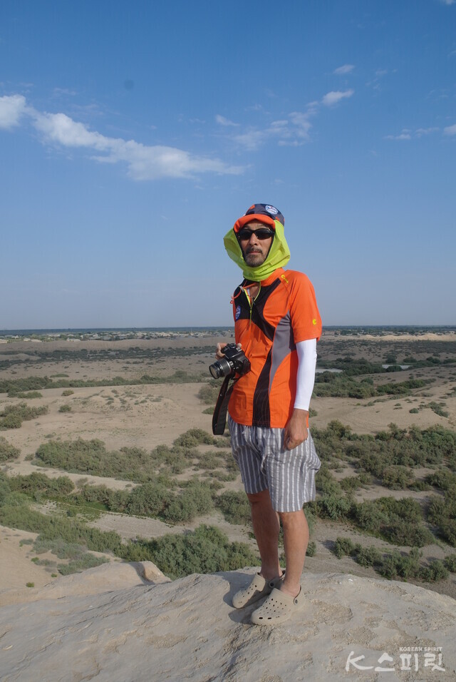 우즈베키스탄 사마르칸드 키질 사막에 선 윤명철 동국대 명예교수. 사진 본인 제공.