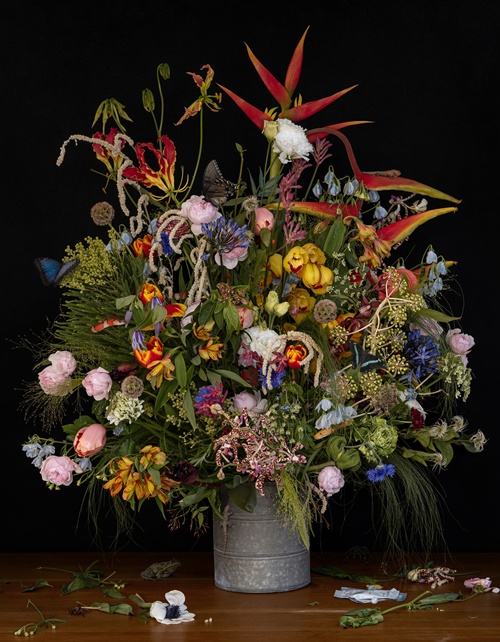 Flowers in a tin bucket vase, 2022, Pigment print on paper, 162.2x126.3cm. 이미지 갤러리LVS