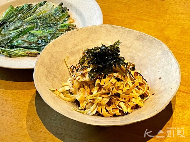 비건 다이어터를 위한 새콤달콤 두부면 비빔면과 비 오는 날 딱 좋은 부추전의 조합. 사진 백연지 시민기자.