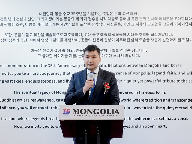 사진전에서 수헤 수흐볼드 주한 몽골대사가 인사말을 하고 있다. 사진 한문화진흥협회
