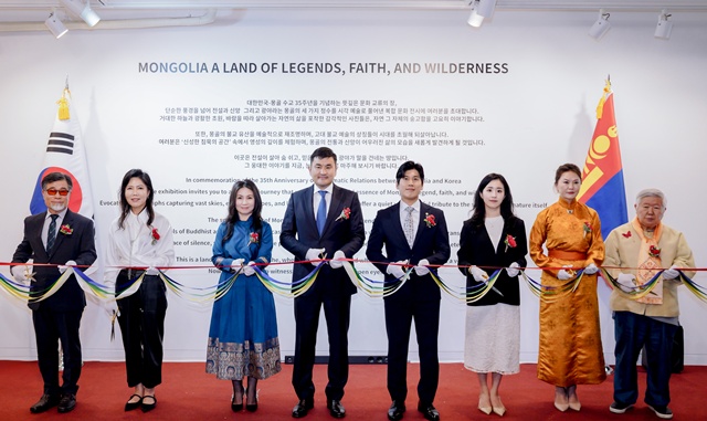 사진전 개막식에서  수헤 수흐볼드 주한몽골 대사와 정사무엘 회장을 비롯한 주요 인사들이 개막 테이프커팅을 하고 있다. 사진 한문화진흥협회
