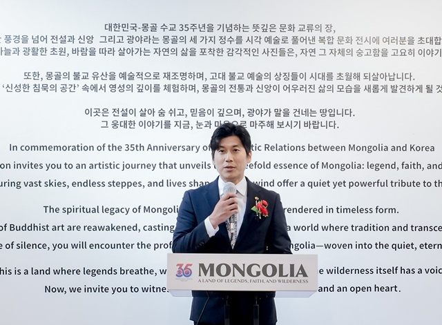 사진전 개막식에서 정사무엘 한문화진흥협회 회장이 축사를 하고 있다. 사진 한문화진흥협회