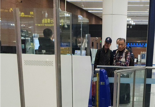 중국 당국이 '동북공정백서'를 쓴 서길수 교수의 입국을 불허했다.  심양공항에서 보안요원 2명이 서 교수를 감시하고 있다. 사진 서길수