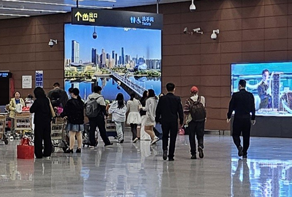 보안 담당 직원 2명이 서 교수를 강제 출국시키기 위해  출국장으로 함께 가고 있다.