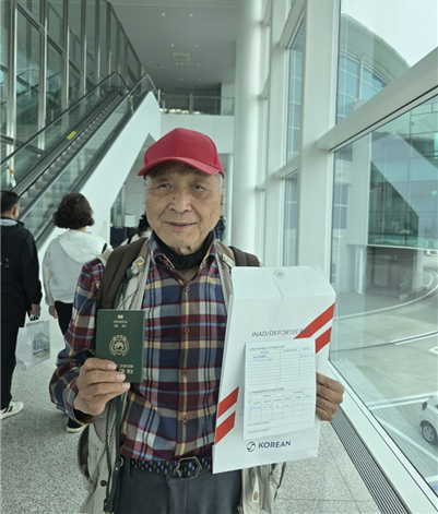 서길수 교수가 인천공항을 통해 입국한 후 대한항공 '입국 불허·쫓겨난 승객' 봉투에서 나온 자신의 여권을 내보였다. 사진 서길수 교수