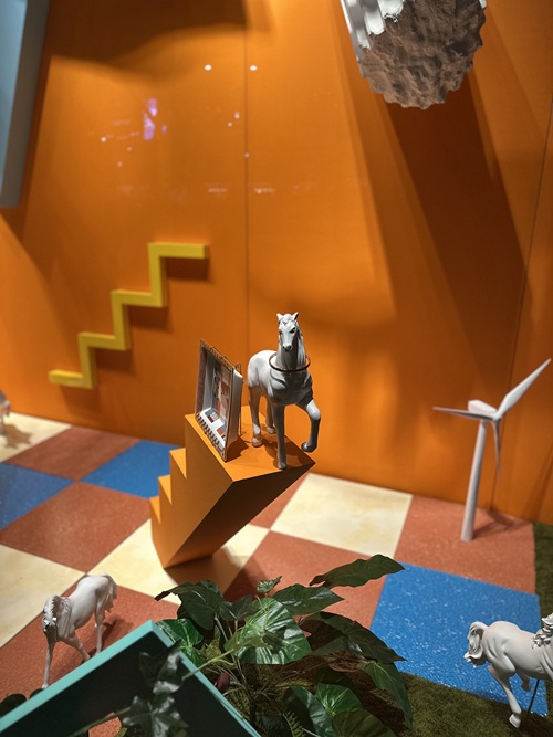 2025, 싱가폴 에르메스 윈도우 디스플레이 Three Columns 전시 모습. 이미지 갤러리조은